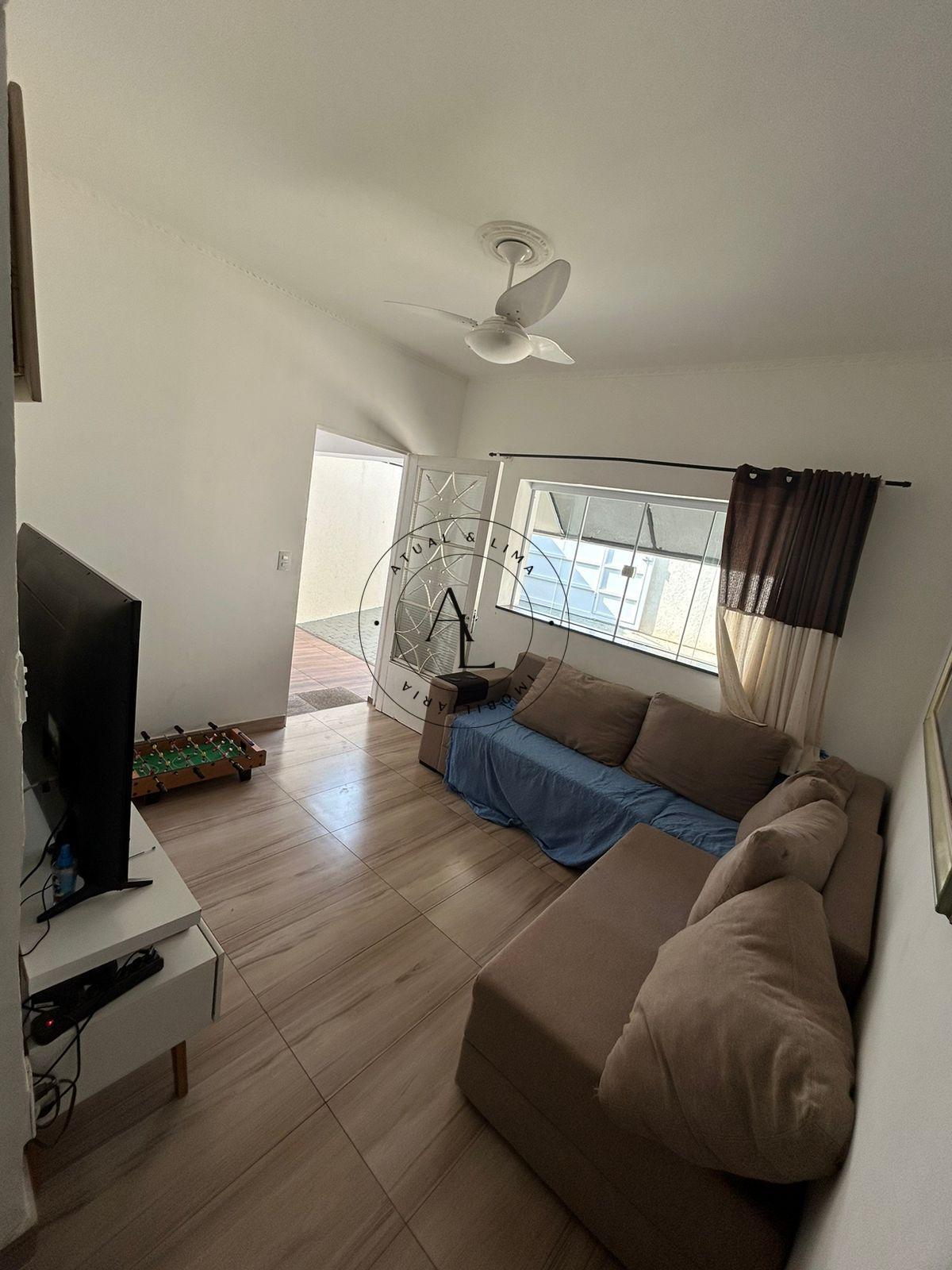 Charmosa Casa com 2 Quartos, Edícula e Amplo Quintal - Ambientes Frescos e Arejados - Atual & Lima Imoveis