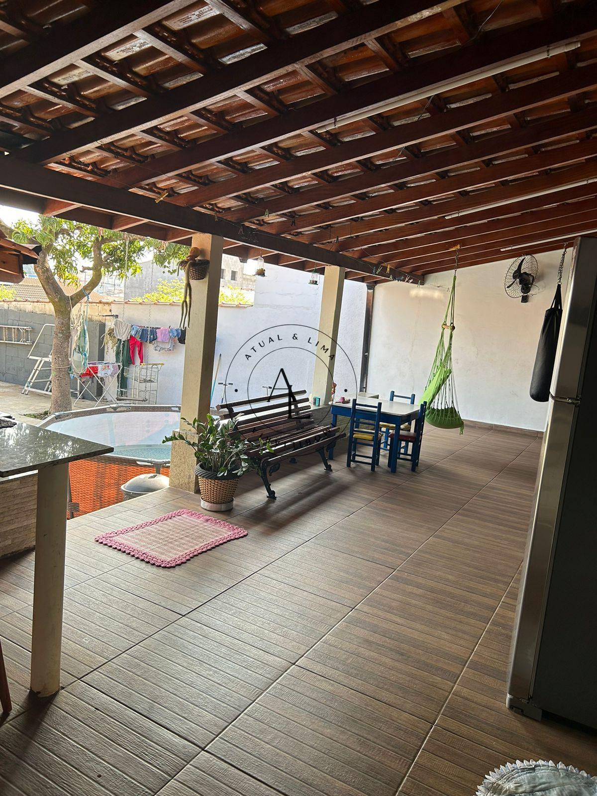 Charmosa Casa com 2 Quartos, Edícula e Amplo Quintal - Ambientes Frescos e Arejados - Atual & Lima Imoveis
