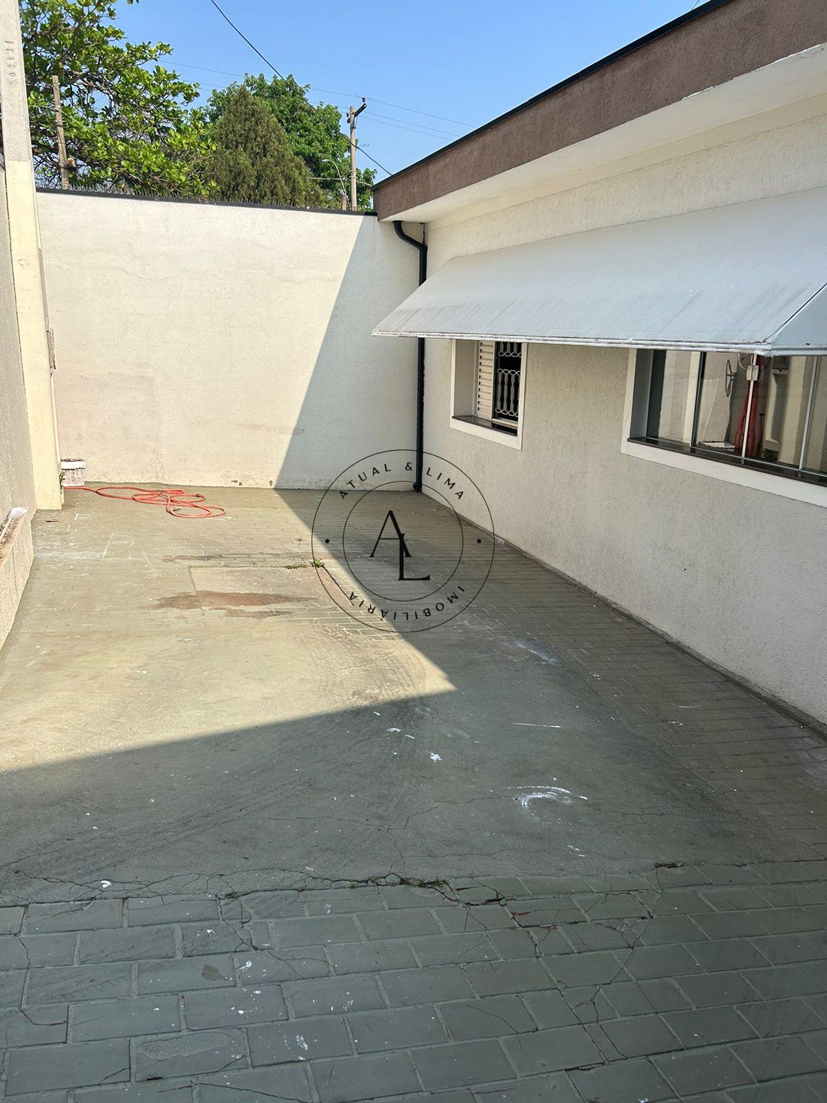 Charmosa Casa com 2 Quartos, Edícula e Amplo Quintal - Ambientes Frescos e Arejados - Atual & Lima Imoveis